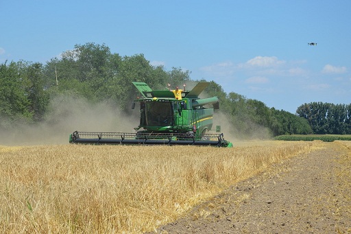 В Казахстане на демпоказе комбайн произвел уборку зерновых в режиме «автопилот»
