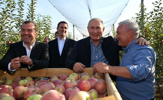 Владимир Путин посетил яблоневый сад в Ставрополье и провел совещание по АПК