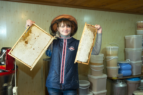 Пчеловод в третьем поколении из Нижнетавдинского района уверена,  что насекомых нужно держать только из любви к этим великим труженикам