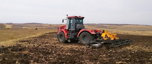 В Челябинской области фермер провел испытание новых сельхозорудий 