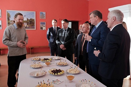 Глава Кировской области посетил село Великорецкое и попробовал местный камамбер