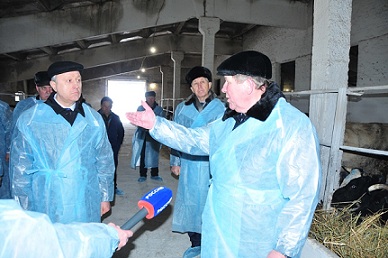 Саратовский губернатор поблагодарил ивантеевского фермера за то, что тот превратил колхоз в успешное хозяйство