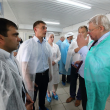 Томский губернатор сделал покупки в молочном кооперативе