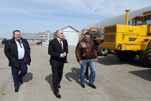В Челябинской области губернатор проинспектировал сельхозпредприятия Кизильского района