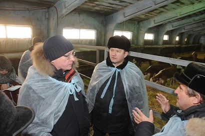 Глава Омской области посетил крепкое фермерское хозяйство в Нижнеомском районе