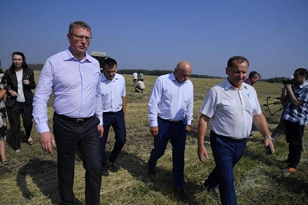 Омский губернатор посетил хозяйства Исилькульского района