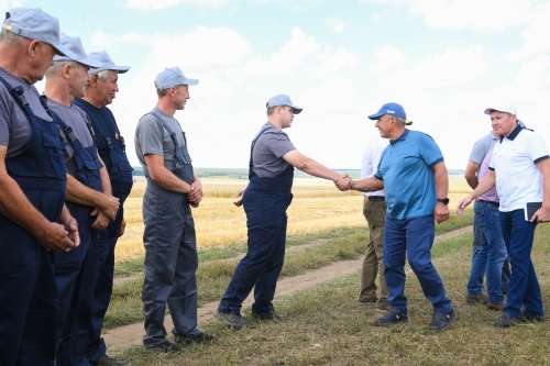 Глава Татарстана встретился с аграриями Апастовского района