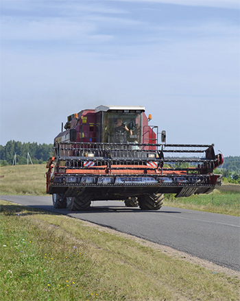 Тракторам и комбайнам – зеленый свет. Расширены возможности передвижения сельхозтехники по дорогам